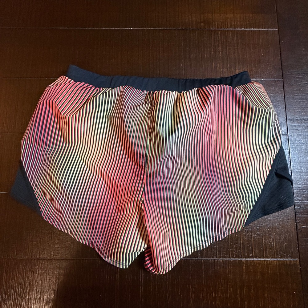 Under Armour Womens Fly By‎ HeatGear Striped Running Shorts Rainbow Black Medium - Picture 4 of 6